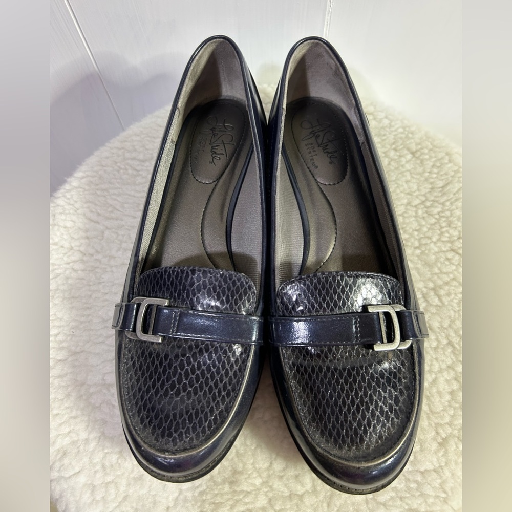 These are women’s Lifestride soft System loafers.